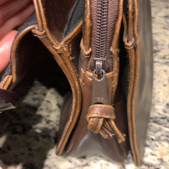 Liz Claiborne Classic Brown Leather Messenger Bag with Adjustable Strap - Picture 9 of 12